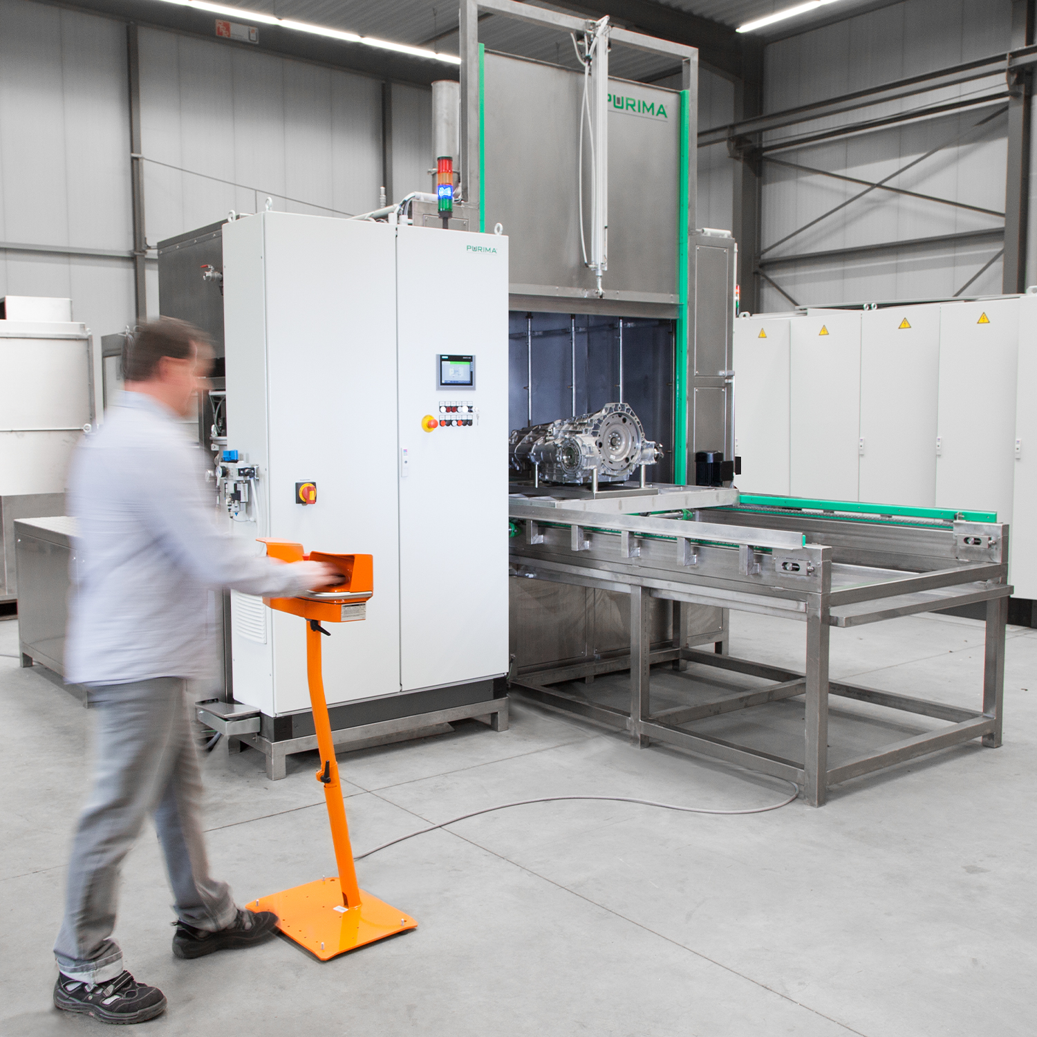 Single chamber spraying system